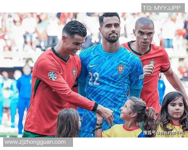 街头偶遇足球巨星 真实生活中的球场英雄风采展示