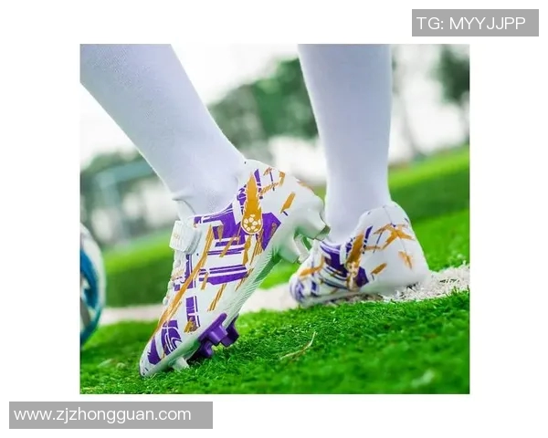 穿着碎钉足球鞋的球星女性风采